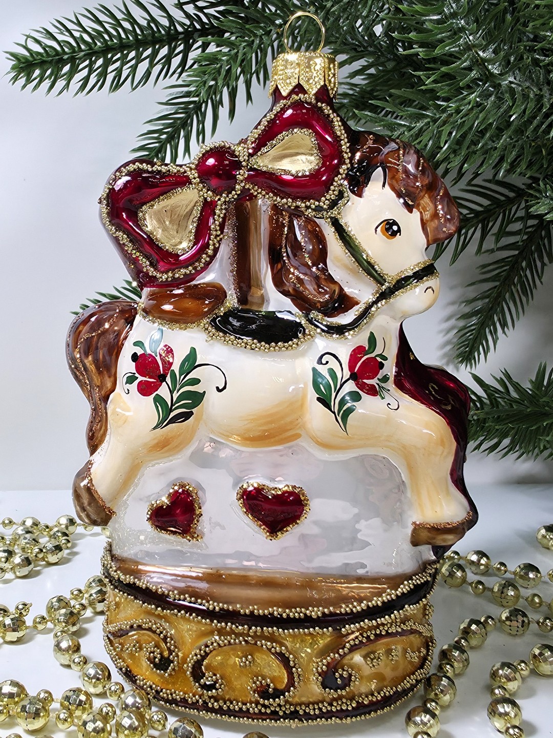 фото Стеклянная елочная игрушка Лошадка на подиуме большая