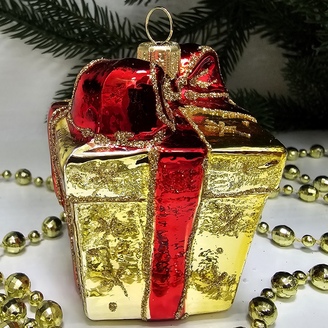 фото Стеклянная елочная игрушка Подарок