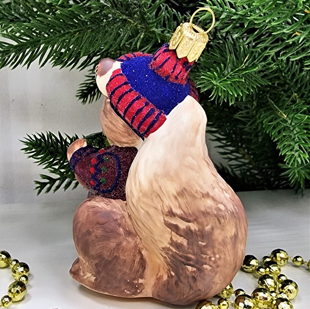 фото Стеклянная елочная игрушка Белочка с орехом в свитере