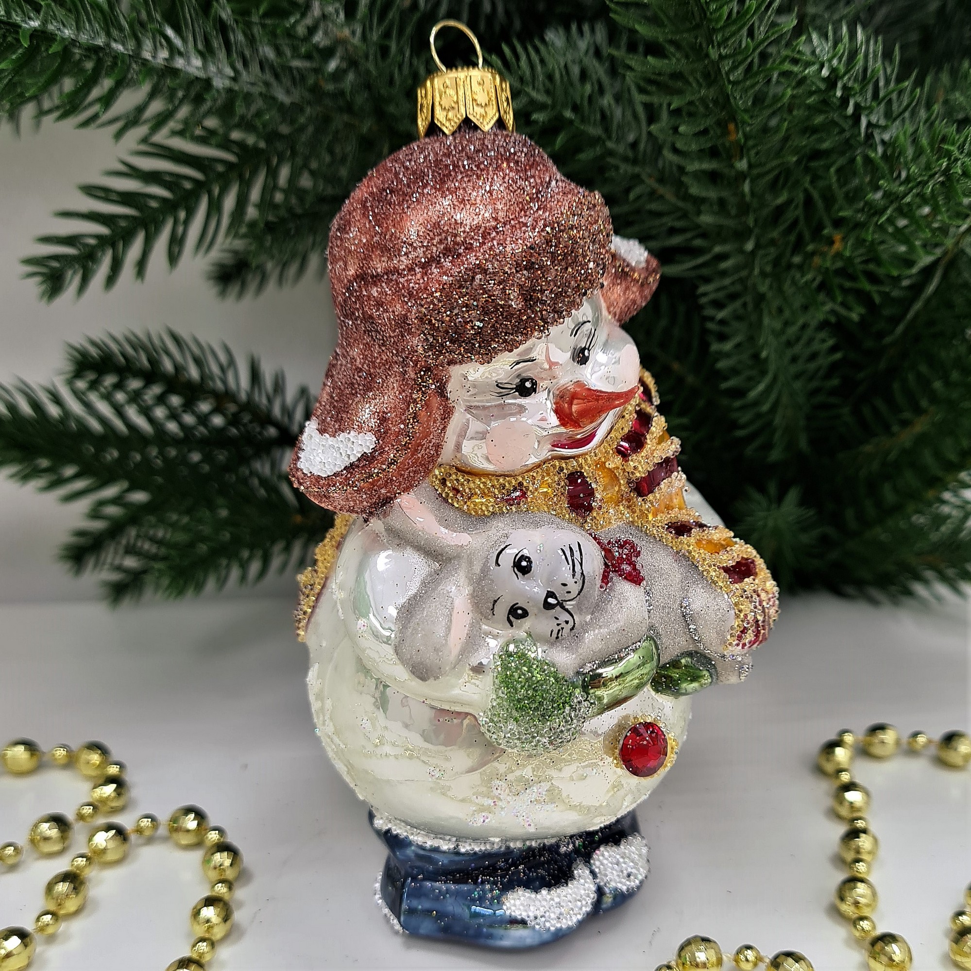 фото Стеклянная елочная игрушка Снеговик в ушанке с зайчиком
