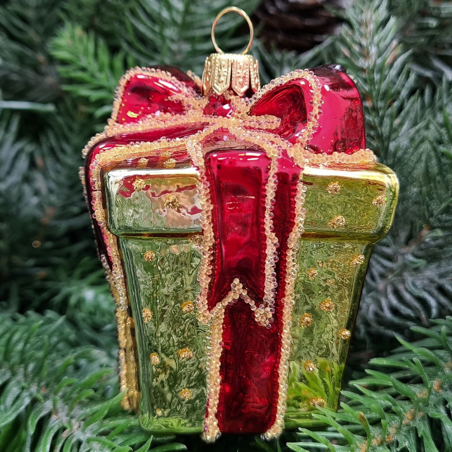 фото Стеклянная елочная игрушка Подарок