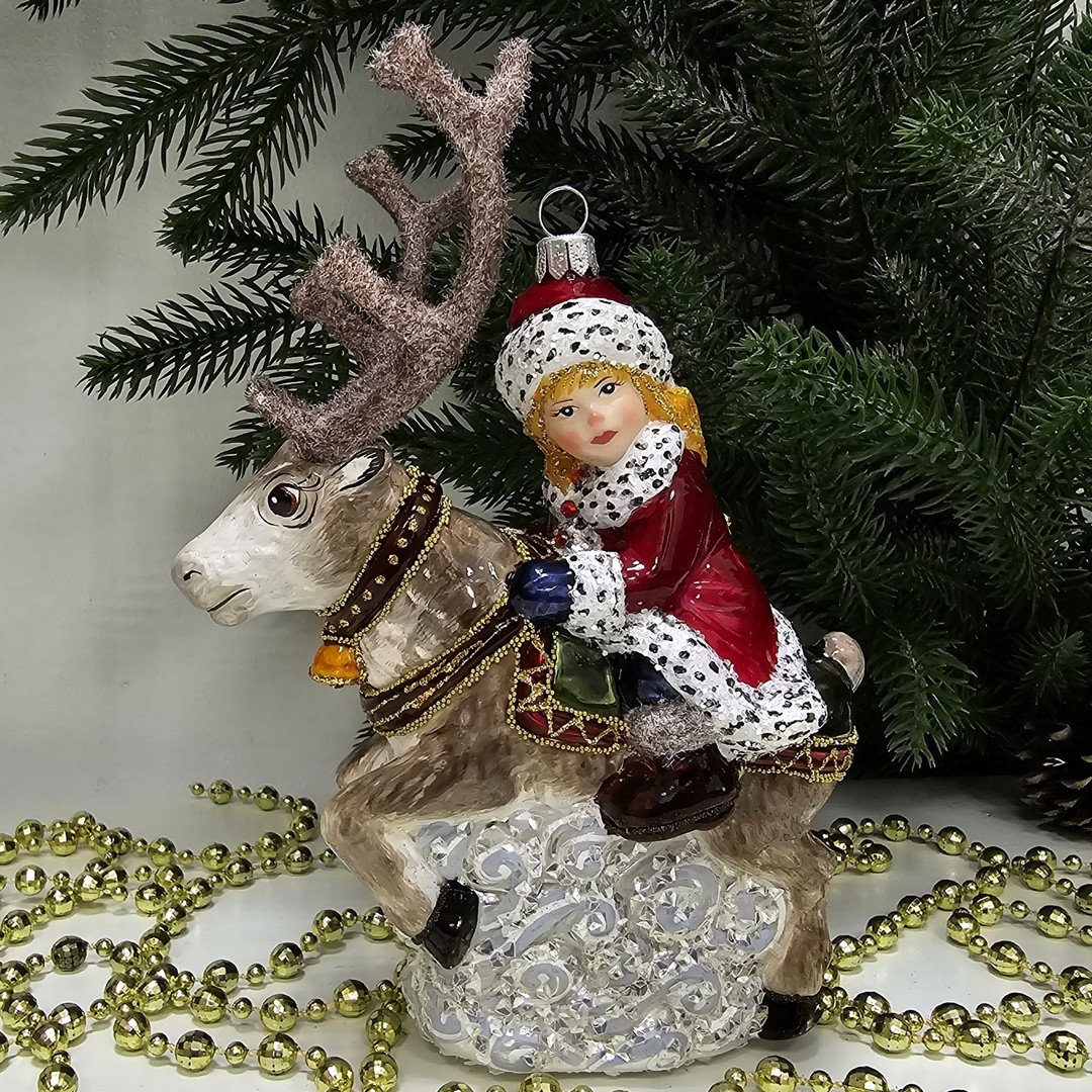фото Стеклянная елочная игрушка Герда на олене