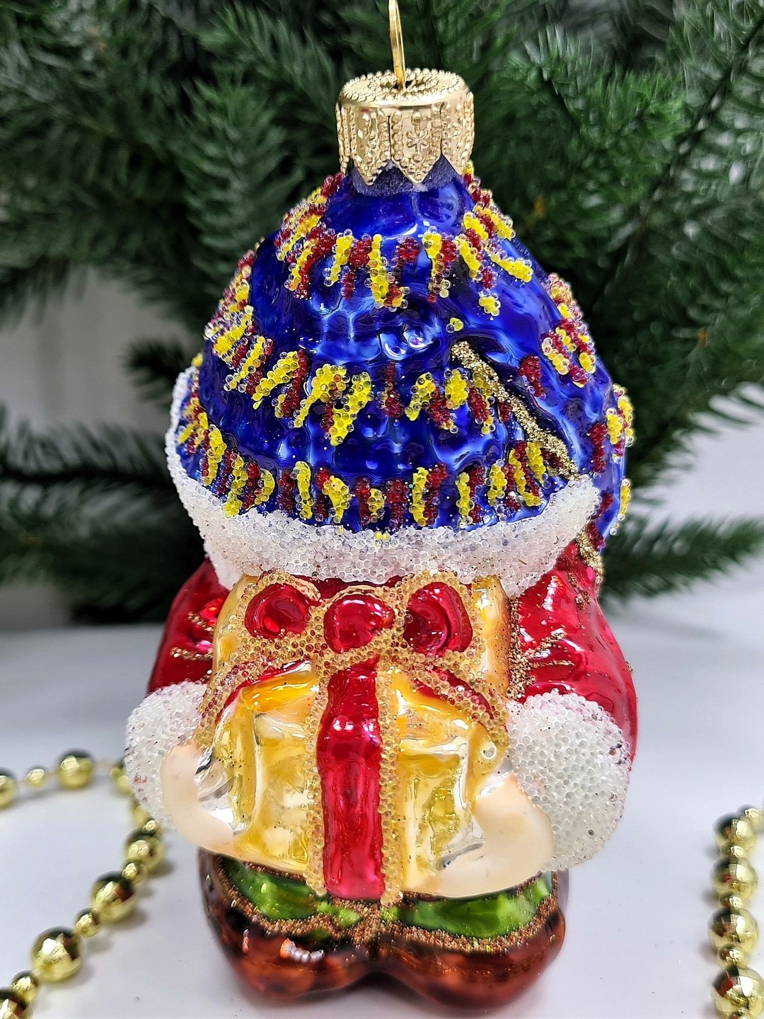 фото Стеклянная елочная игрушка Гном с подарком