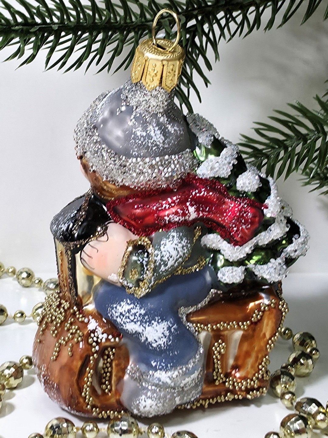 фото Стеклянная елочная игрушка Мальчик на санях царский