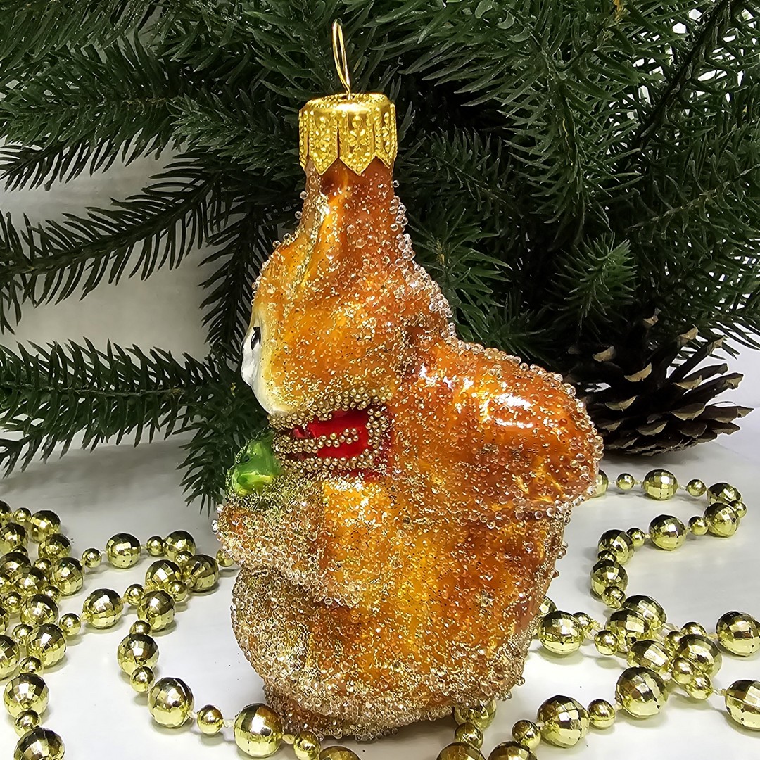 фото Стеклянная елочная игрушка Белочка с орехом сахар
