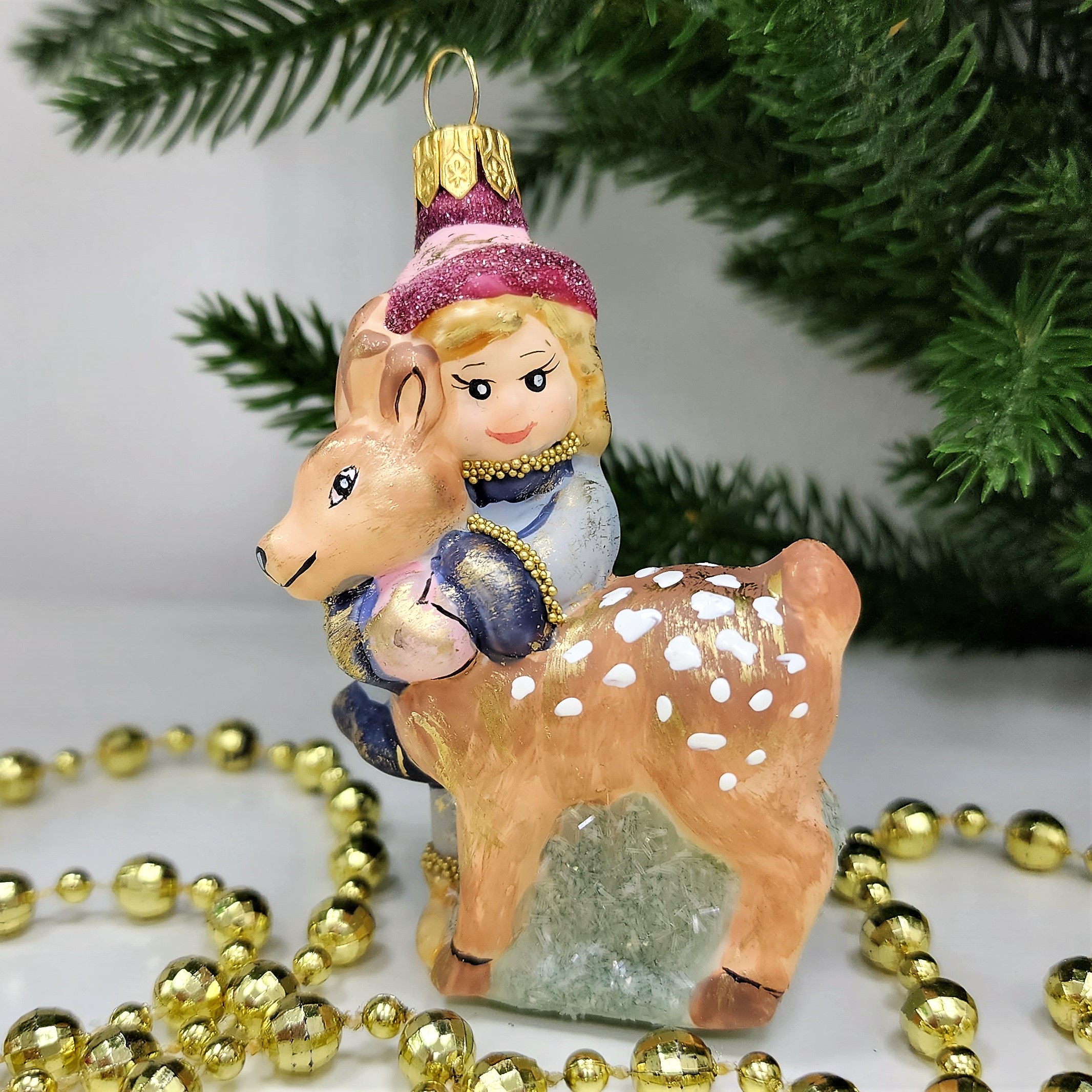 фото Стеклянная елочная игрушка Девочка с олененком