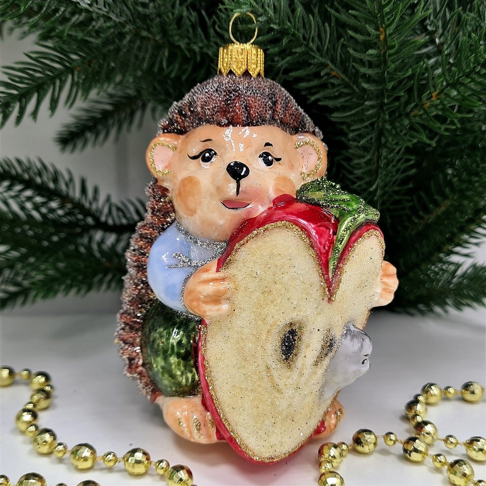 фото Стеклянная елочная игрушка Ежик с яблоком мальчик