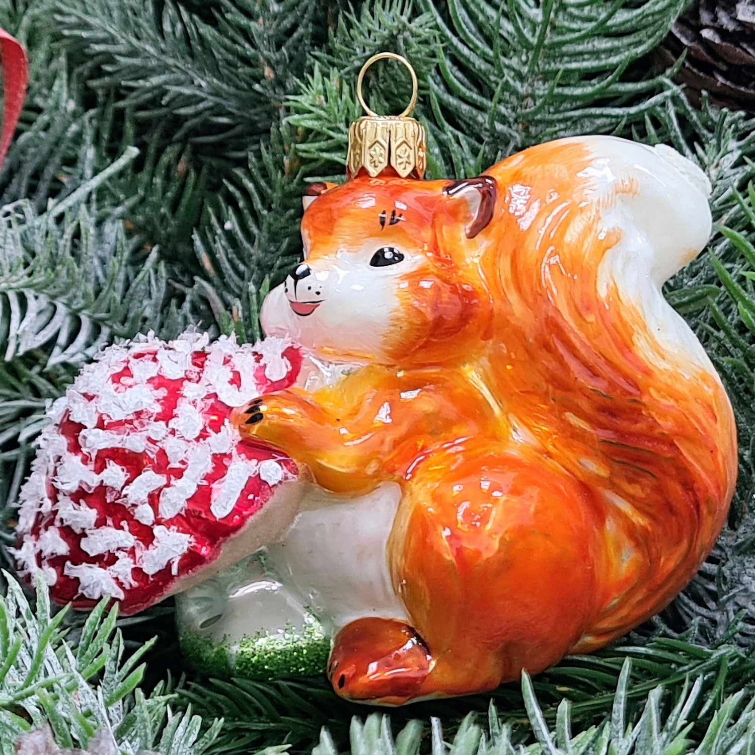 фото Стеклянная елочная игрушка Белочка с грибочком рыжая