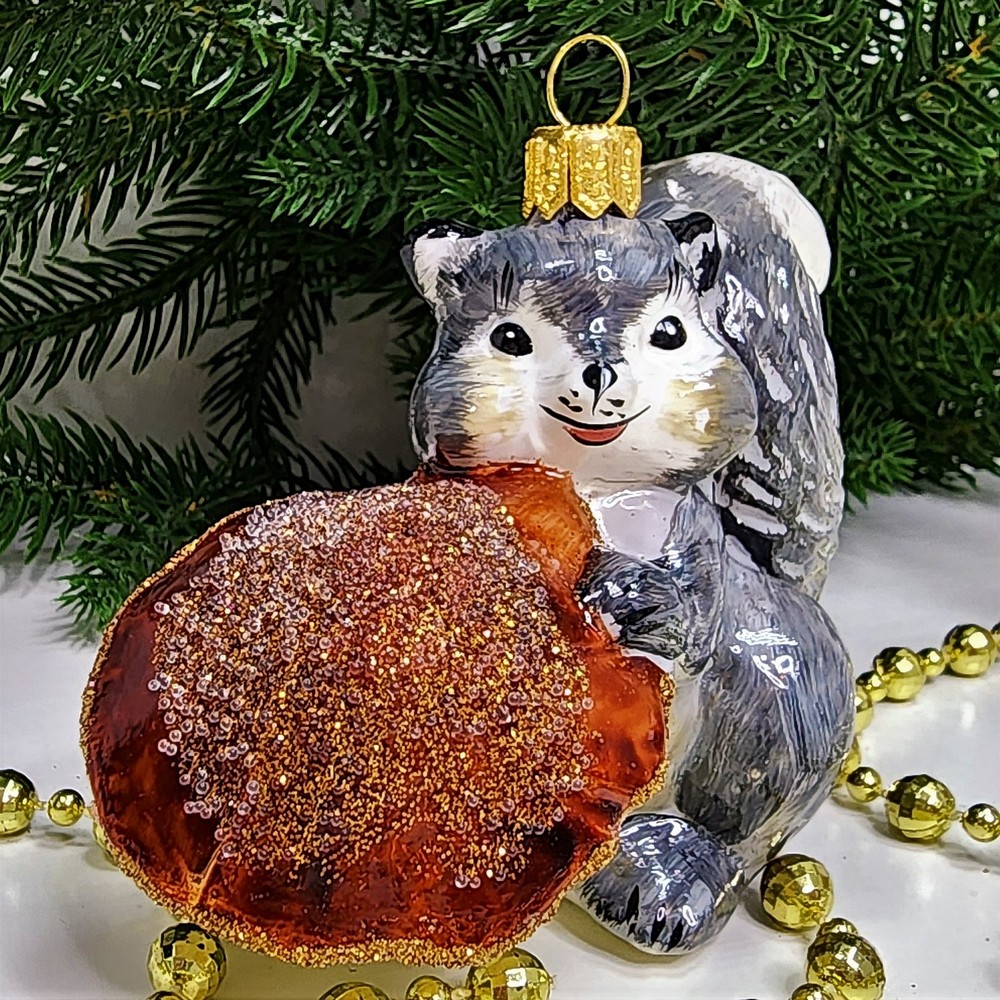 фото Стеклянная елочная игрушка Белочка с грибочком серая