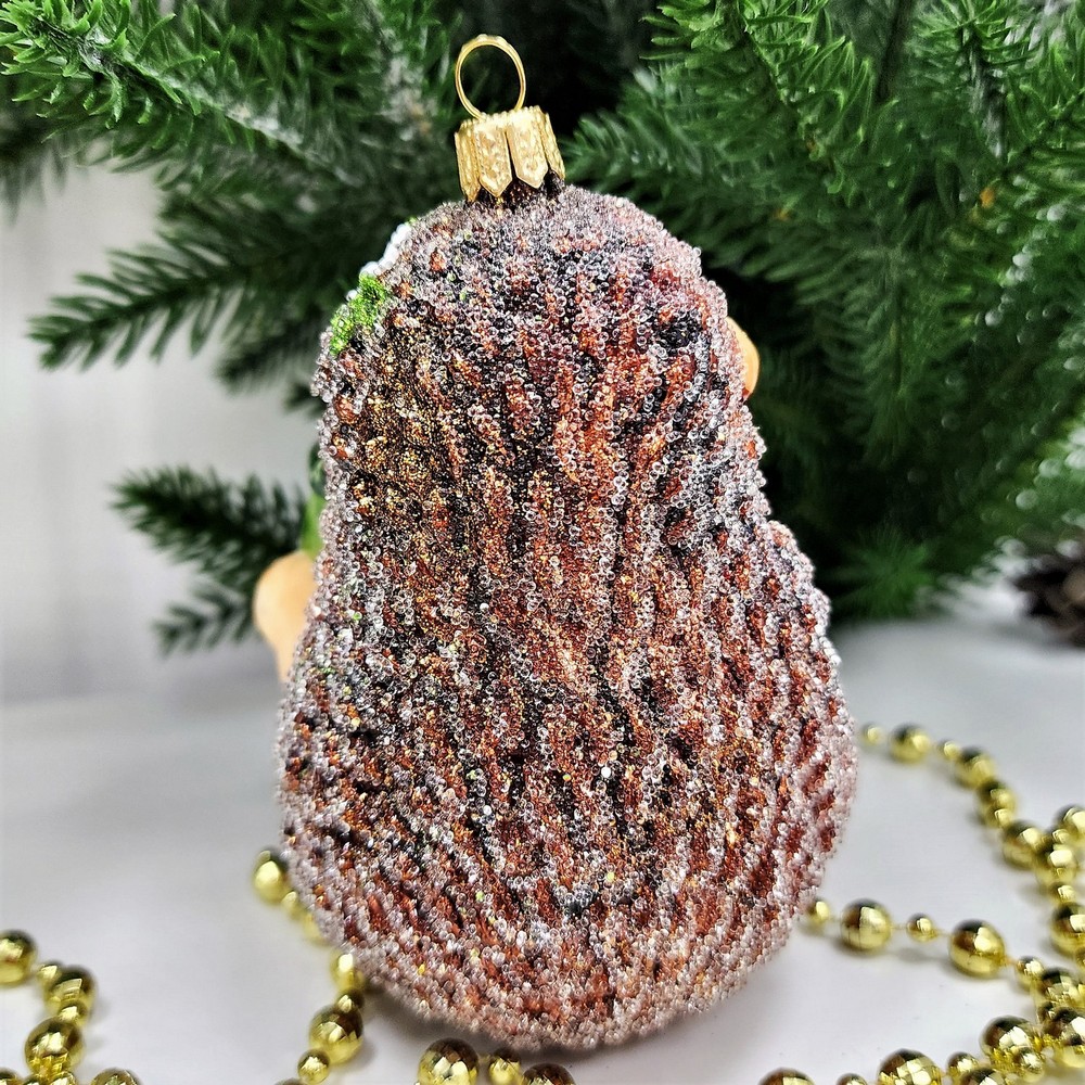 фото Стеклянная елочная игрушка Ежик с яблоком девочка