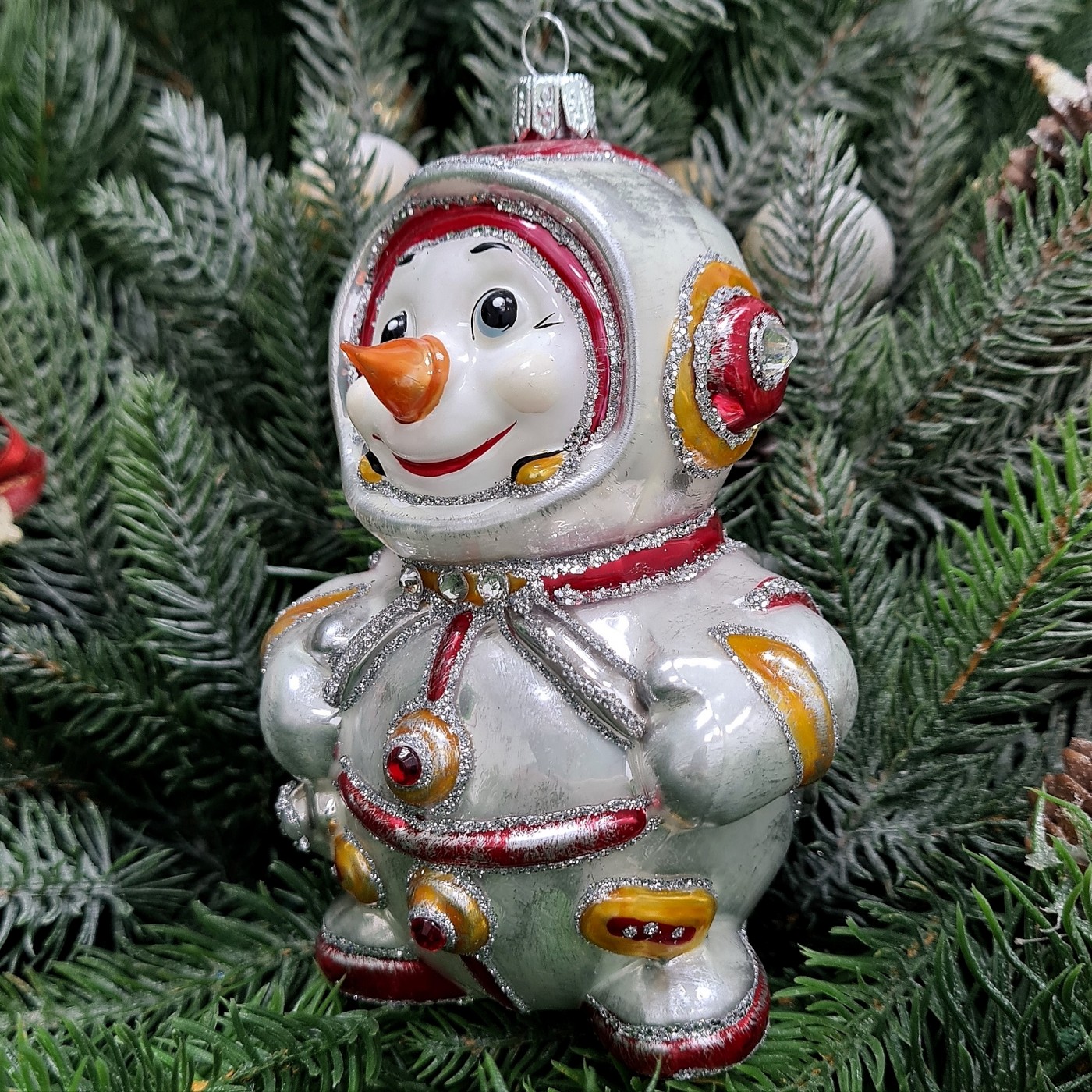 фото Стеклянная елочная игрушка Снеговик космонавт красный