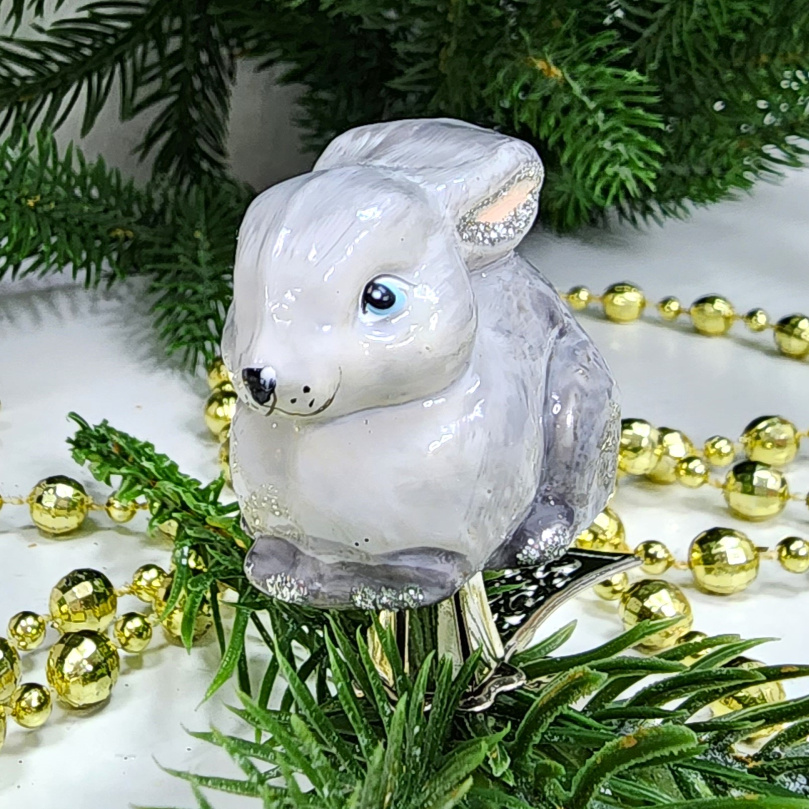 фото Стеклянная елочная игрушка Зайчик на прищепке