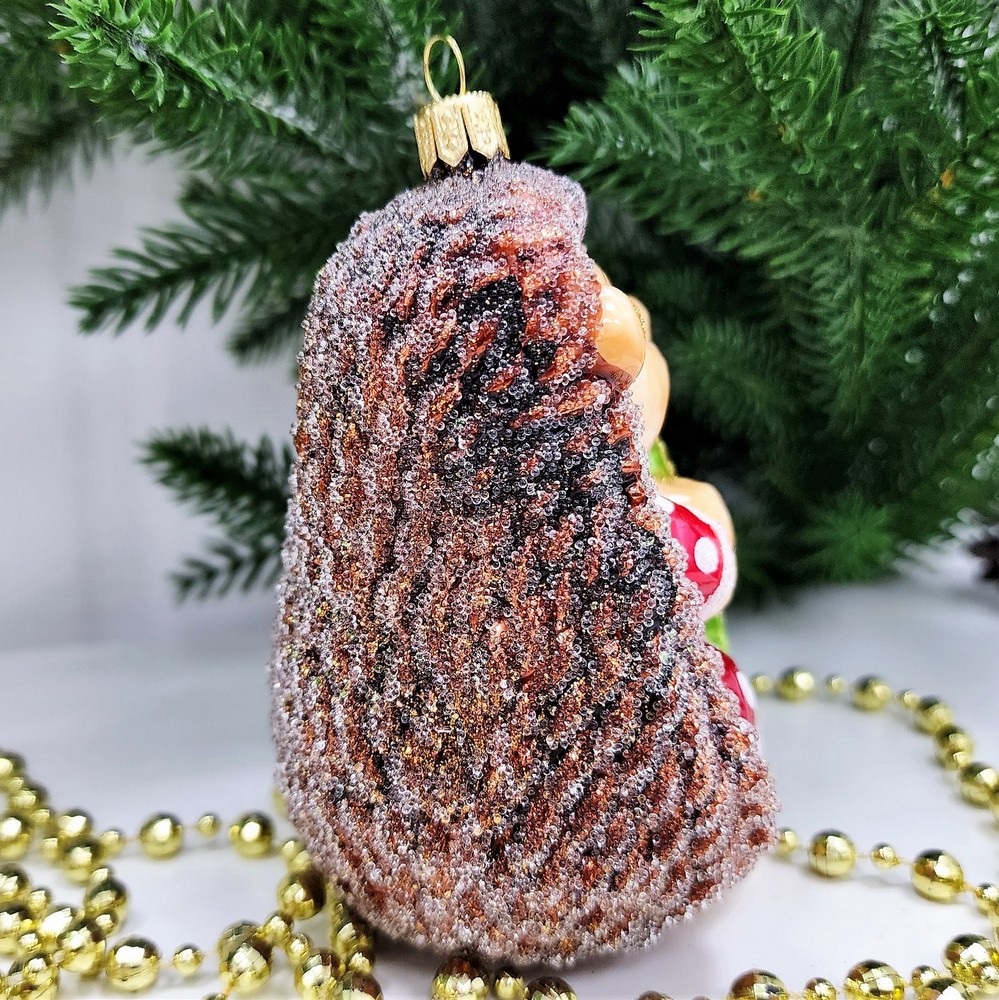 фото Стеклянная елочная игрушка Ежик с яблоком девочка