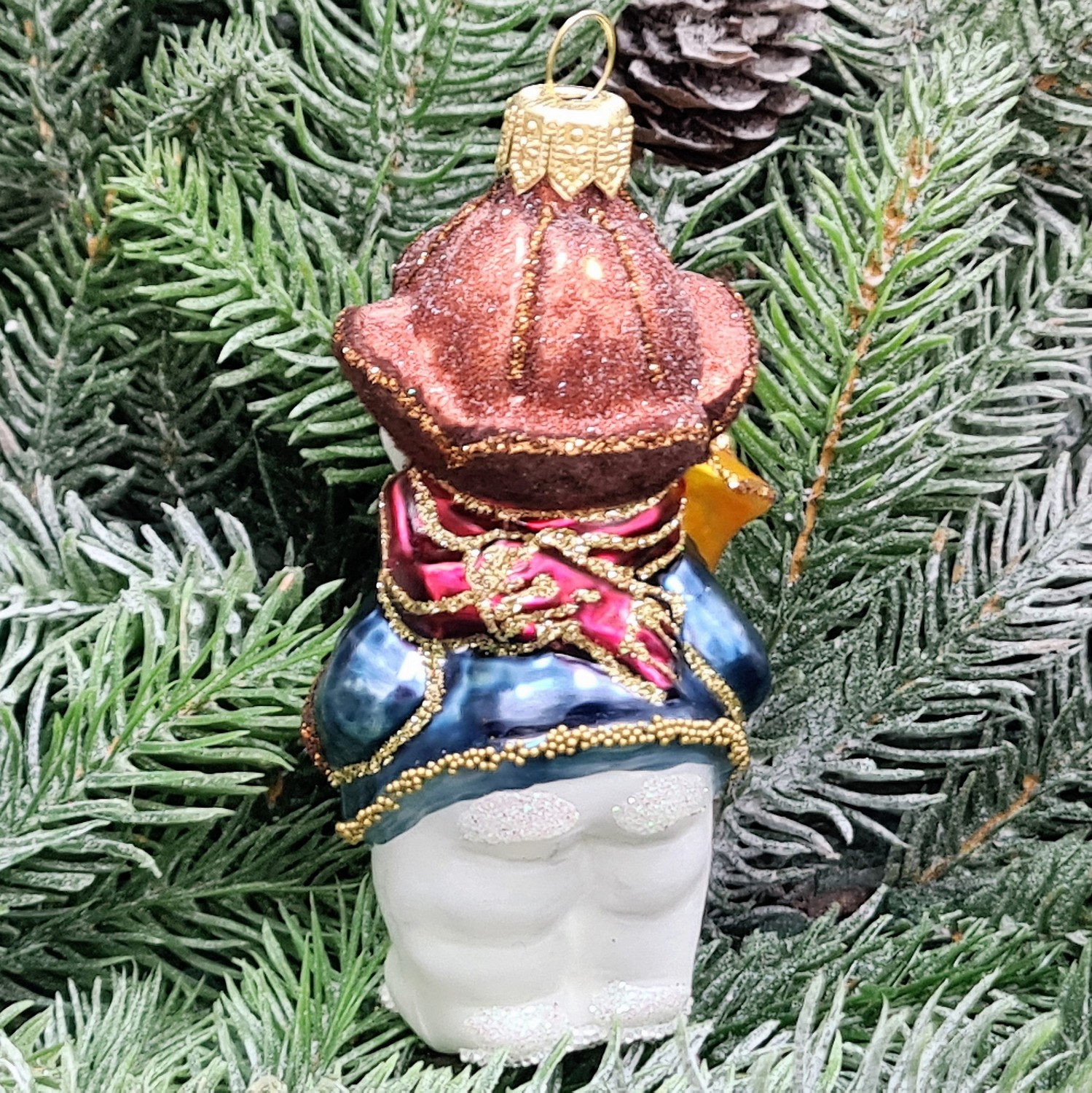 фото Стеклянная елочная игрушка Снеговик с колокольчиком крем