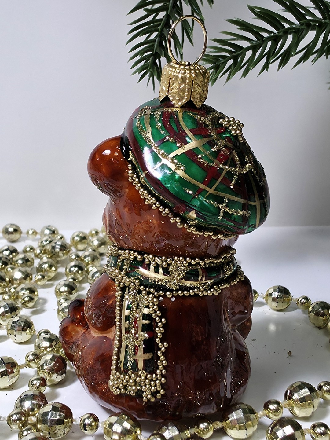 фото Стеклянная елочная игрушка Мишка в кепке