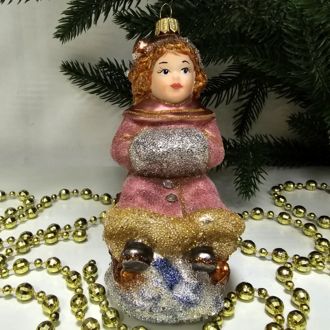 фото Стеклянная елочная игрушка Девочка на санях сахар