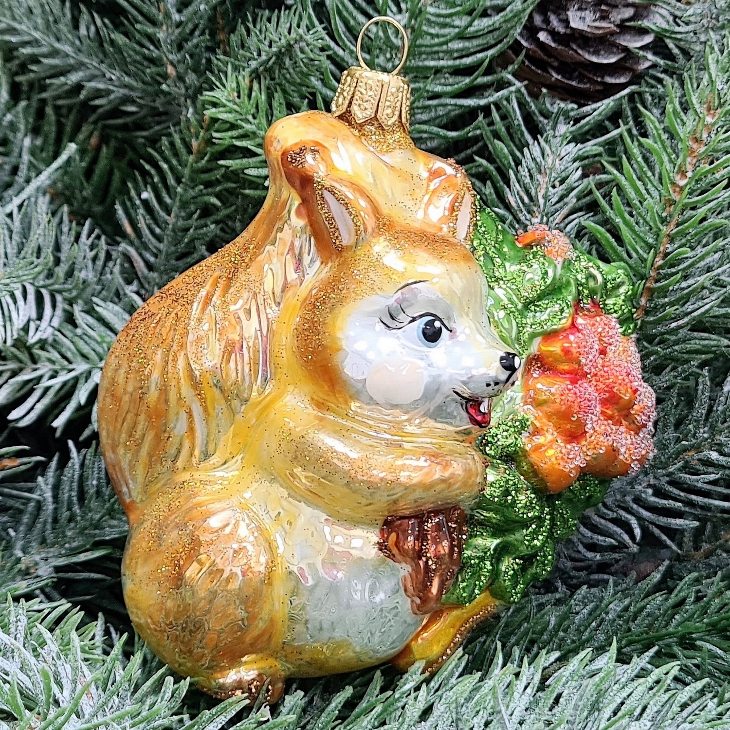 фото Стеклянная елочная игрушка Белочка с рябиной