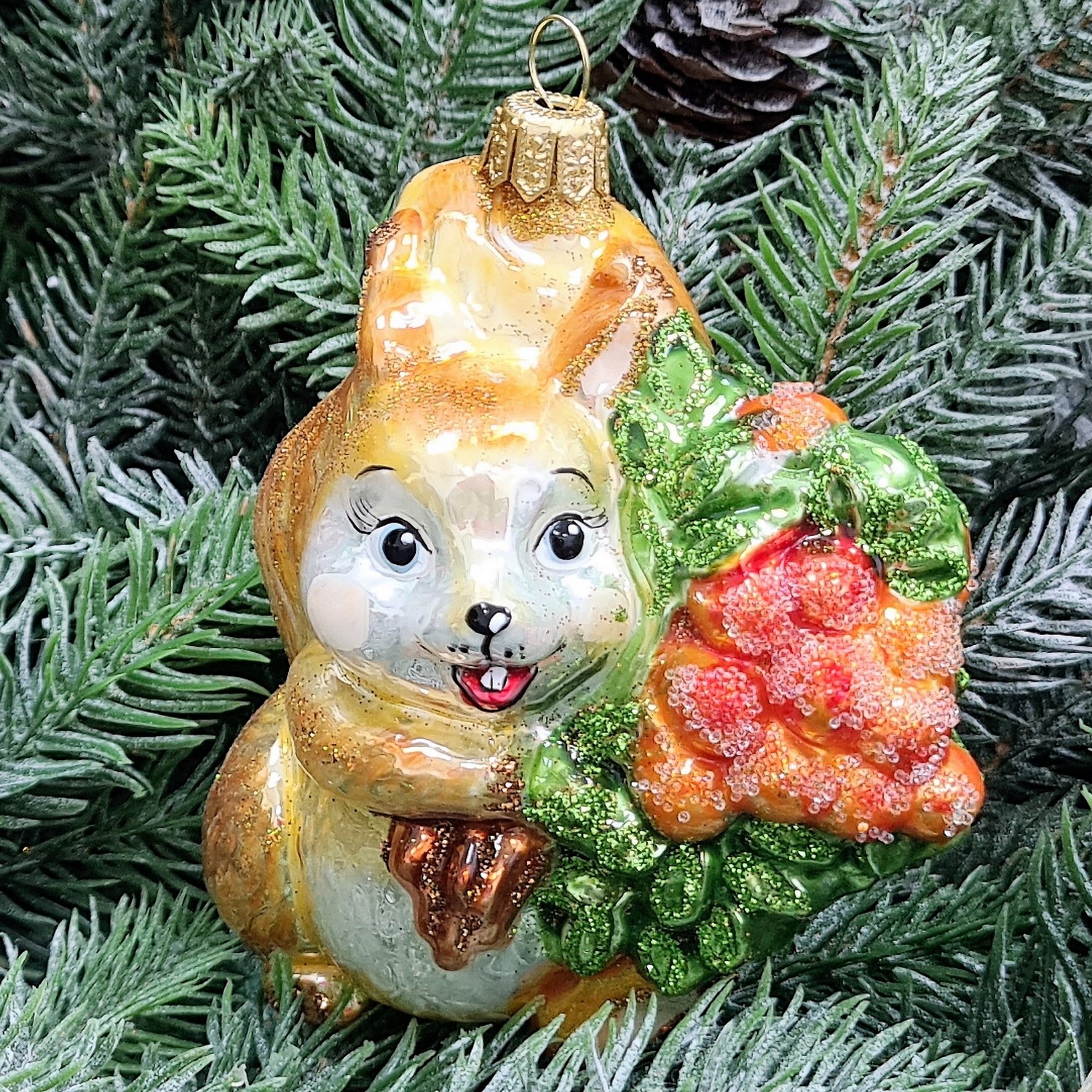 фото Стеклянная елочная игрушка Белочка с рябиной
