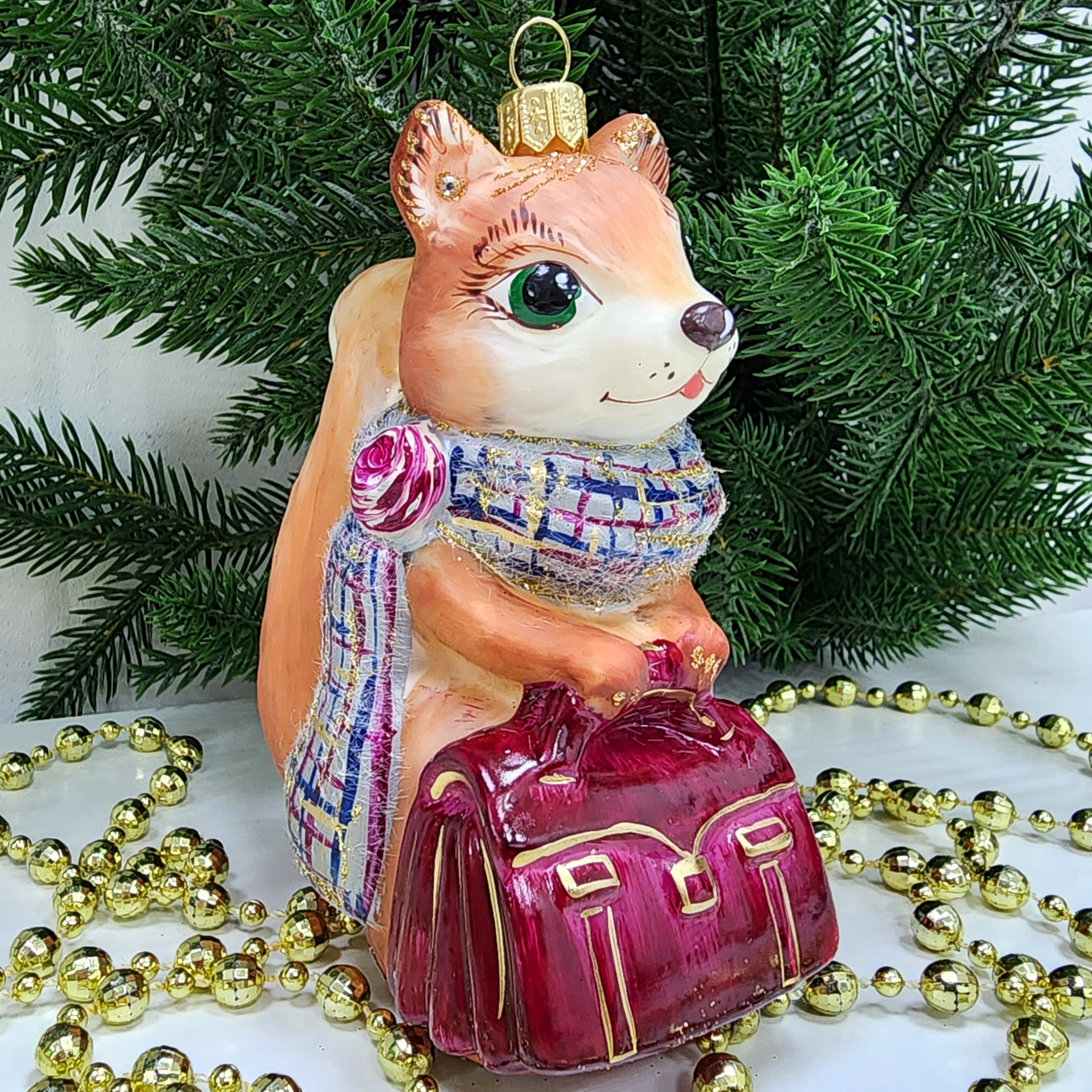 фото Стеклянная елочная игрушка Белочка с сумкой