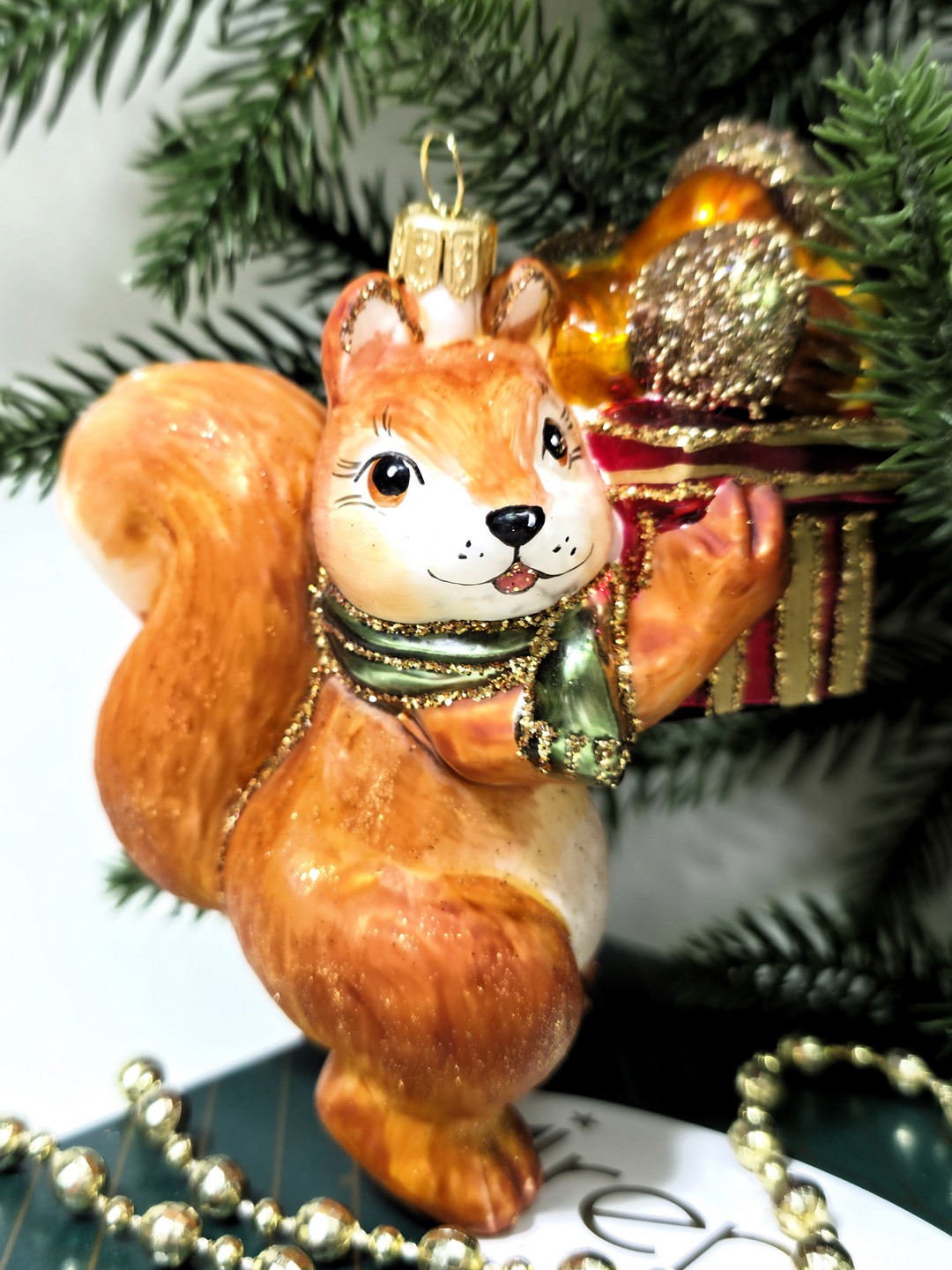фото Стеклянная елочная игрушка Белка с подарками