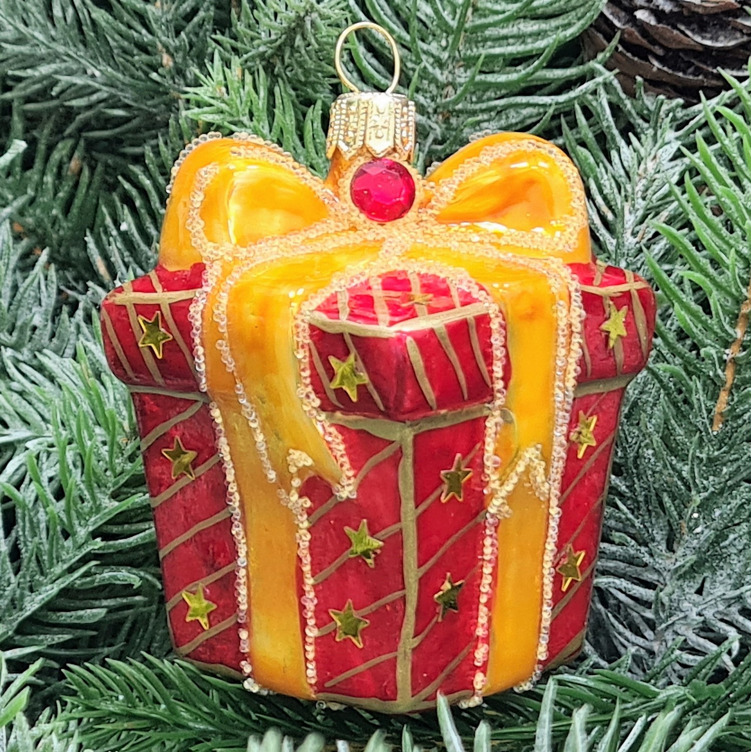 фото Стеклянная елочная игрушка Подарок