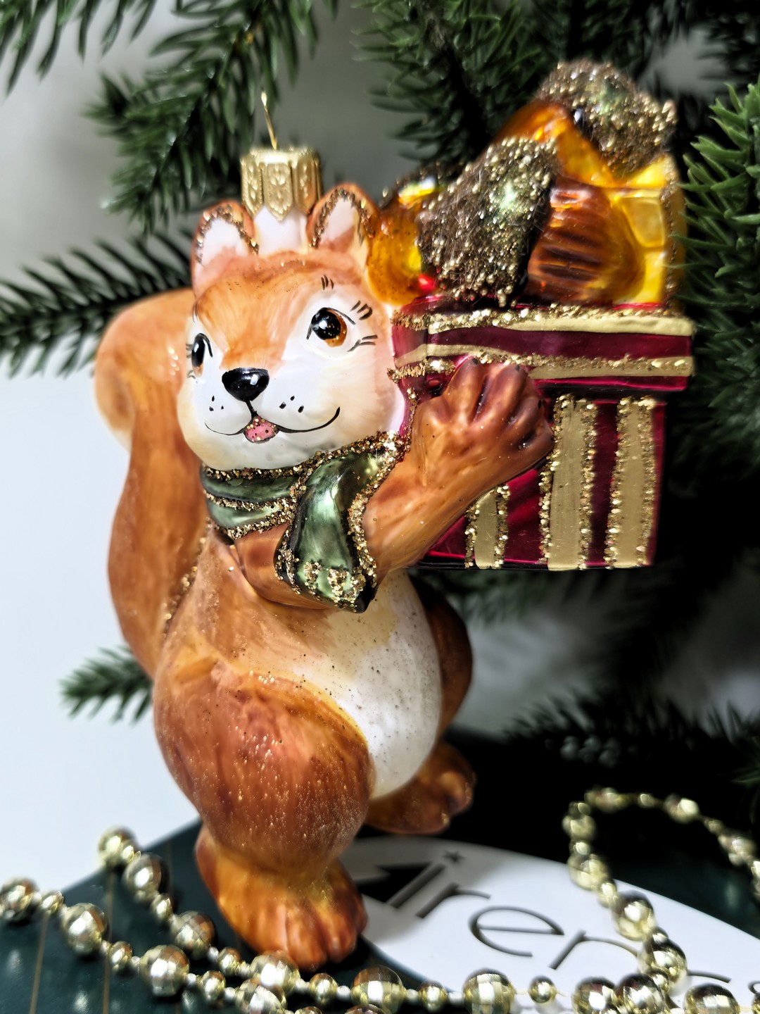 фото Стеклянная елочная игрушка Белка с подарками
