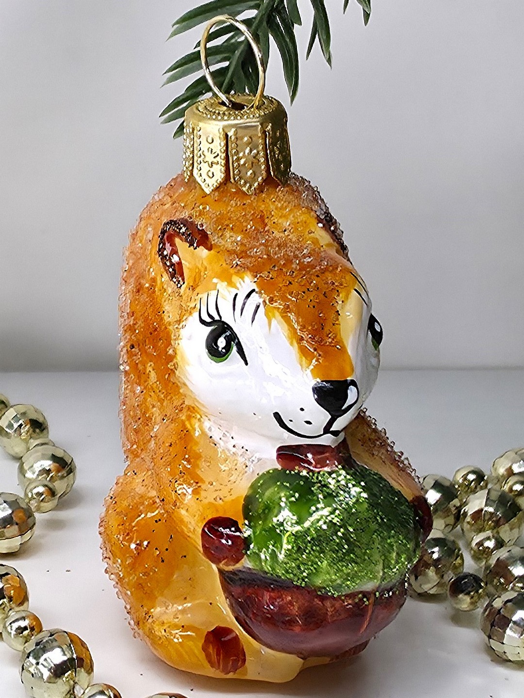 фото Стеклянная елочная игрушка Белочка с орешком сахар