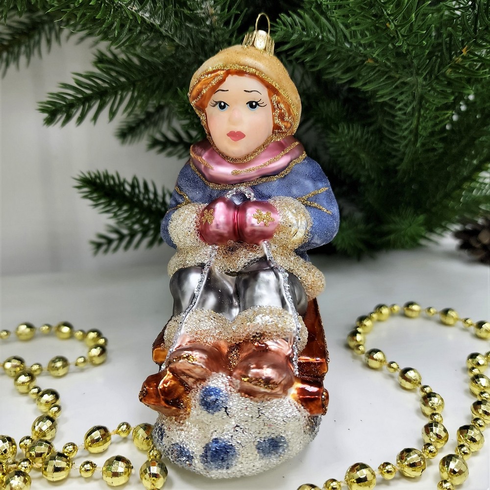 фото Стеклянная елочная игрушка Мальчик на санях сахар