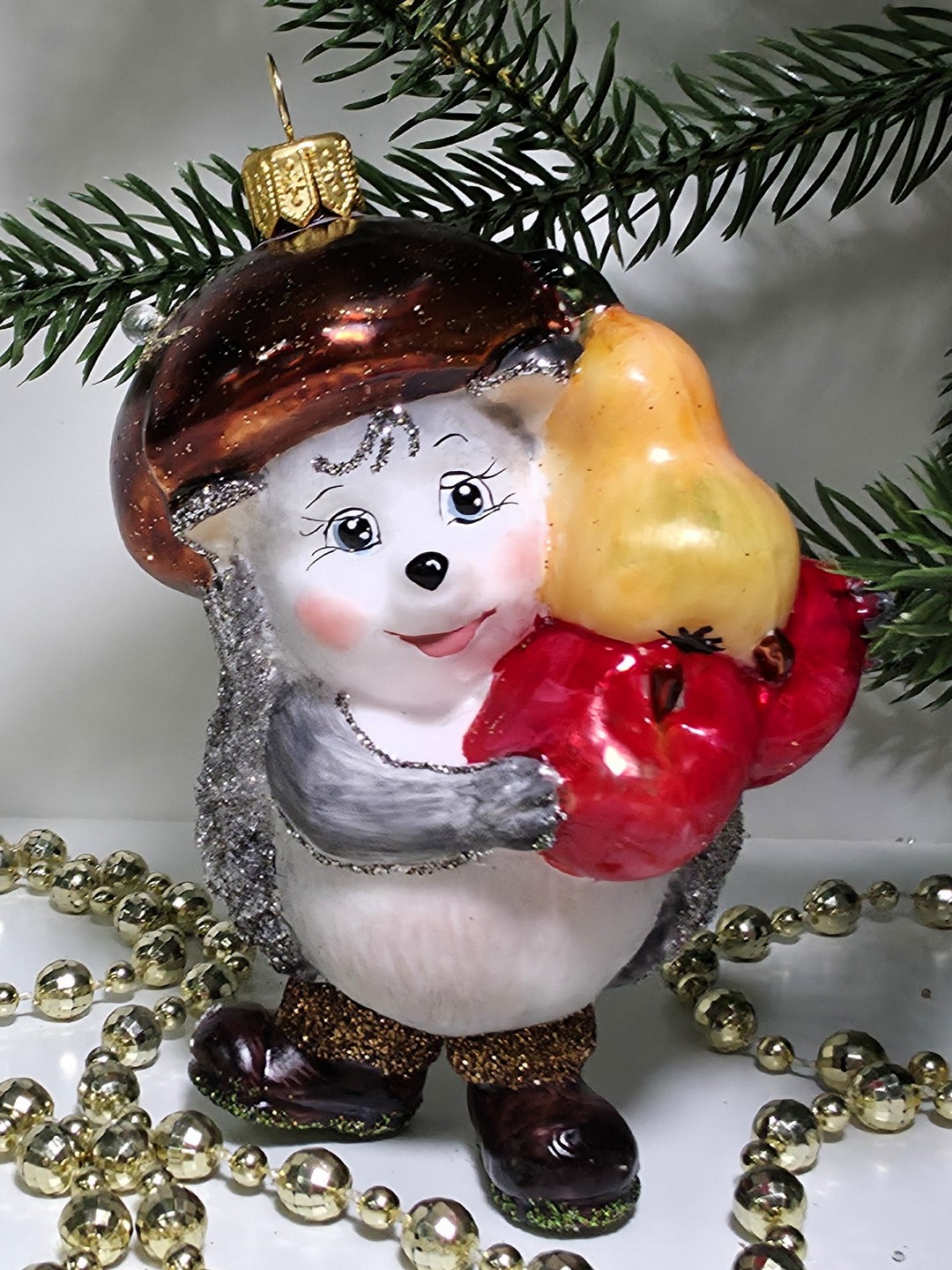 фото Стеклянная елочная игрушка Ежик с фруктами