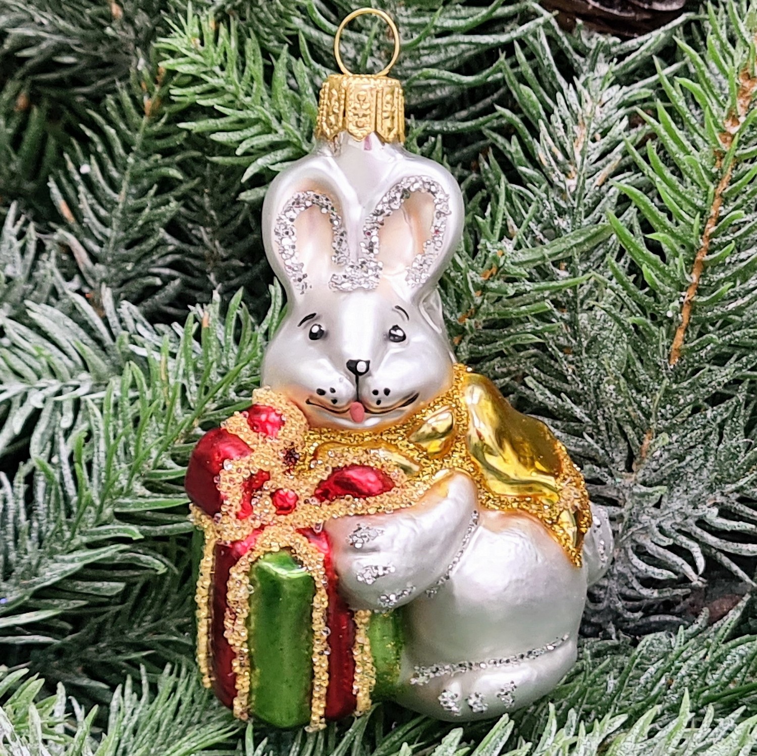 фото Стеклянная елочная игрушка Зайчик с подарком