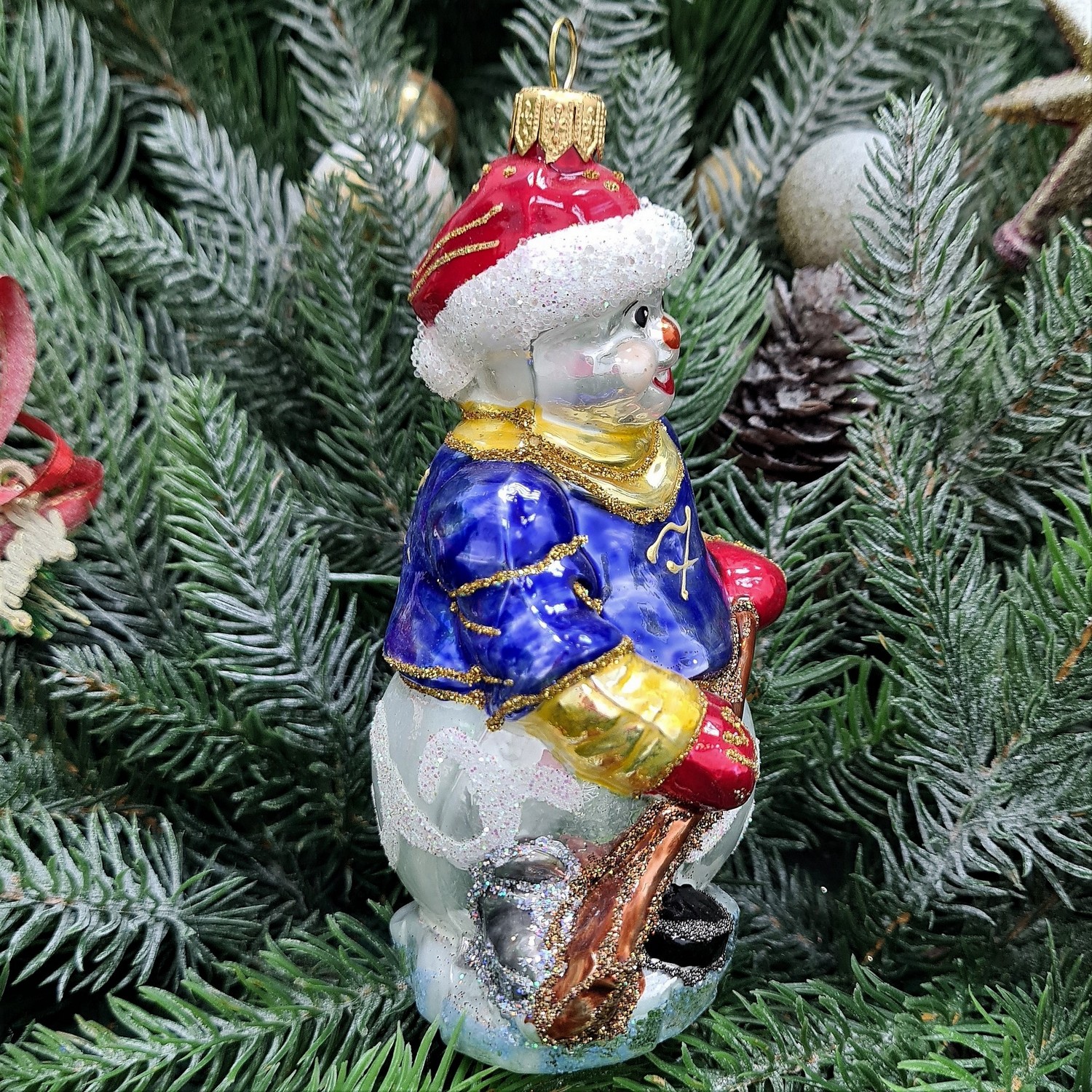 фото Стеклянная елочная игрушка Снеговик Хоккеист