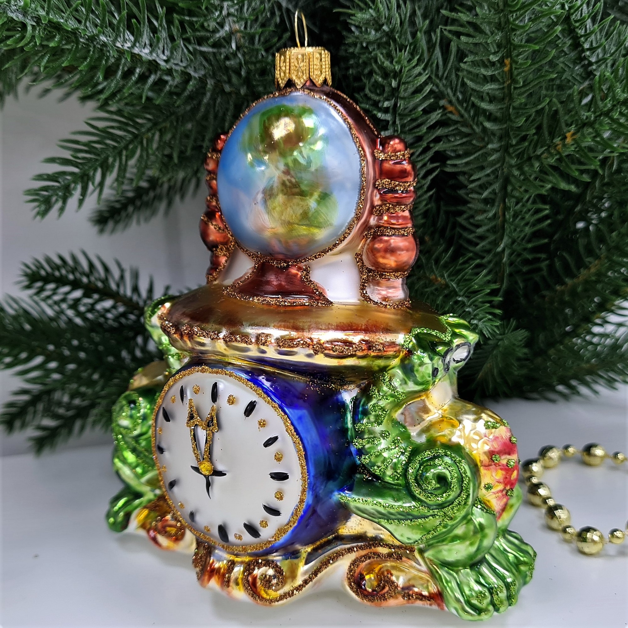 фото Стеклянная елочная игрушка Часы с глобусом