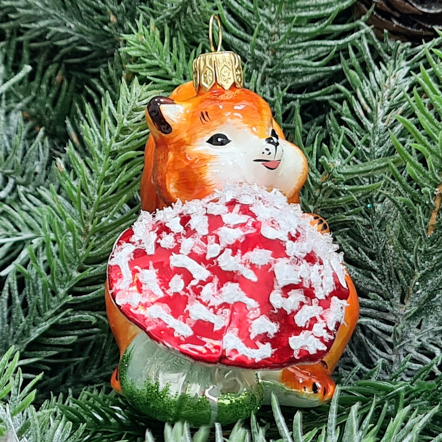 фото Стеклянная елочная игрушка Белочка с грибочком рыжая