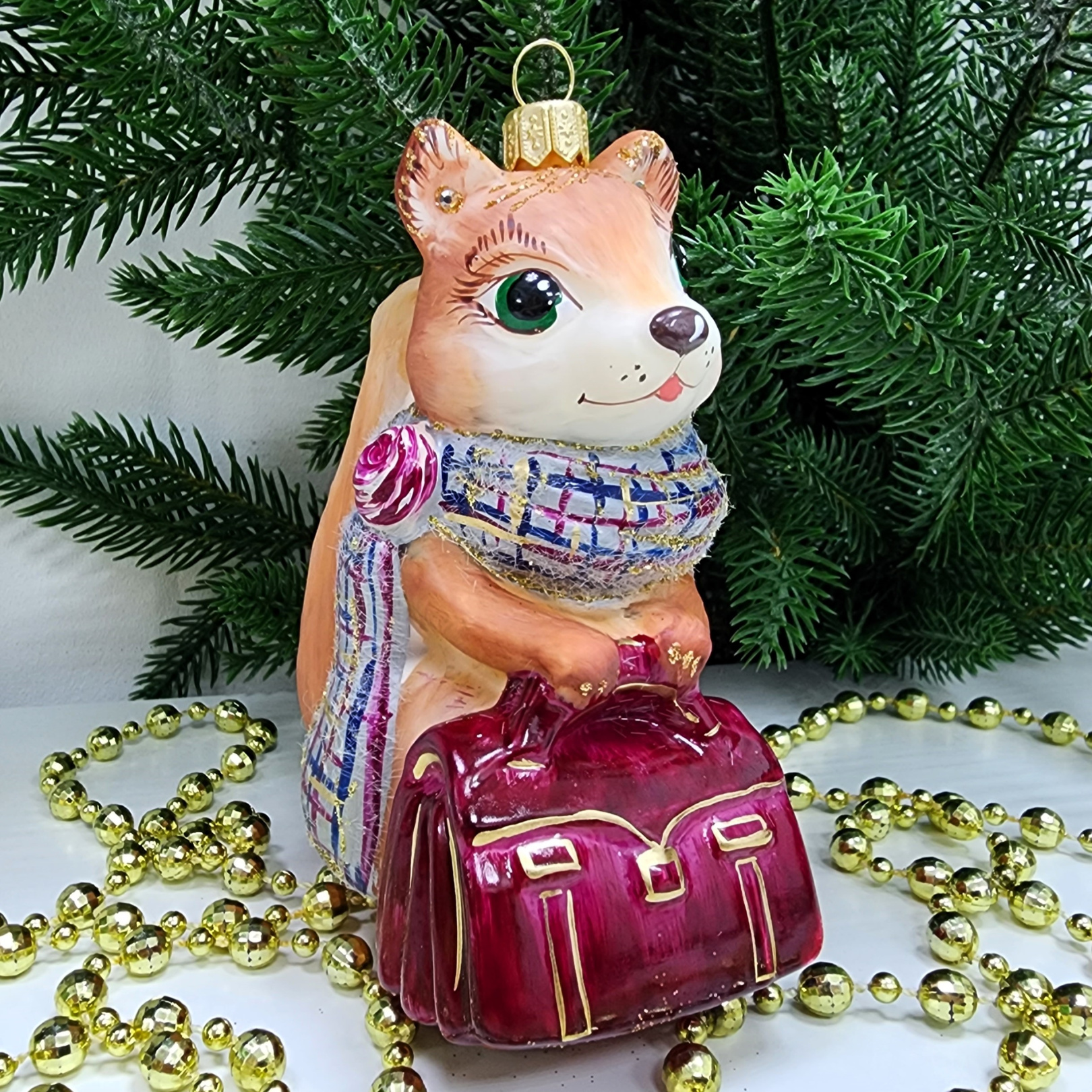 фото Стеклянная елочная игрушка Белочка с сумкой