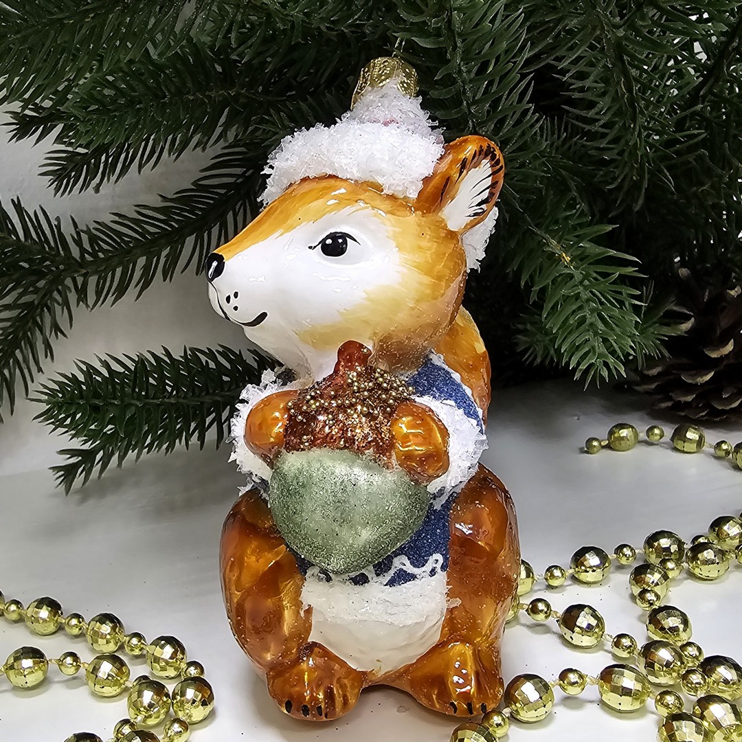 фото Стеклянная елочная игрушка Белочка с орехом