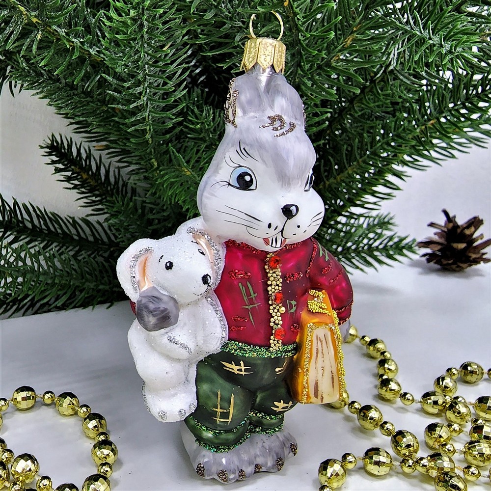 фото Стеклянная елочная игрушка Зайчик с зайкой и книгой