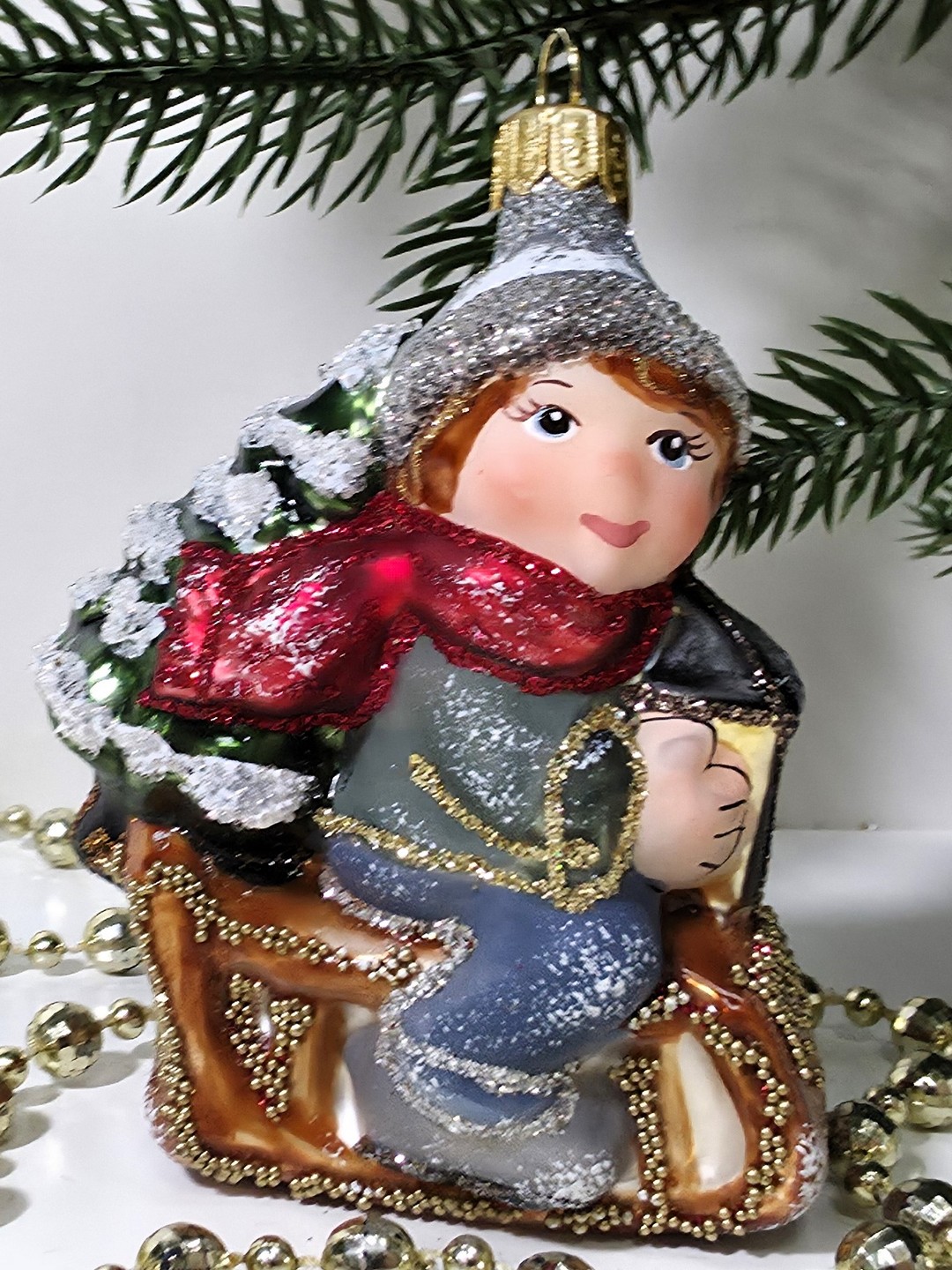 фото Стеклянная елочная игрушка Мальчик на санях царский