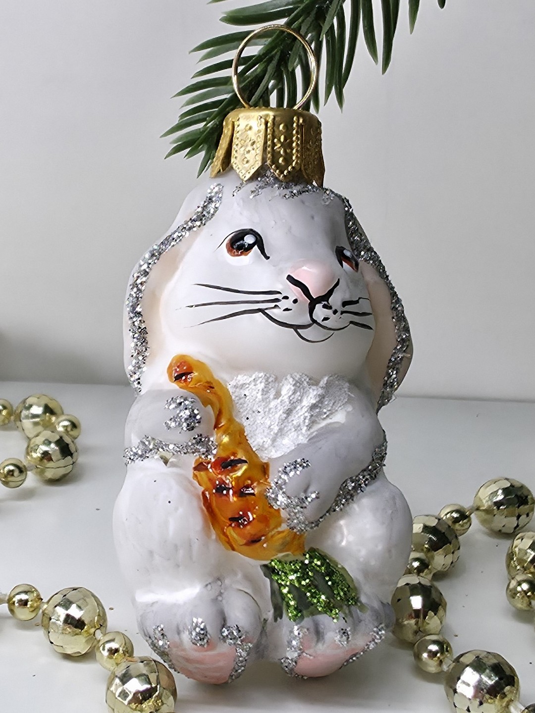 фото Стеклянная елочная игрушка Зайчик с морковкой