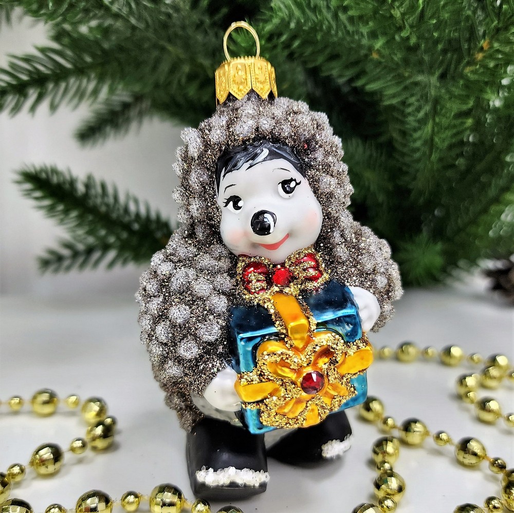 фото Стеклянная елочная игрушка Ежик с подарком крем