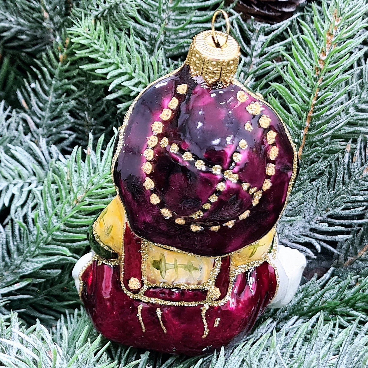 фото Стеклянная елочная игрушка Девочка с мишкой сидит