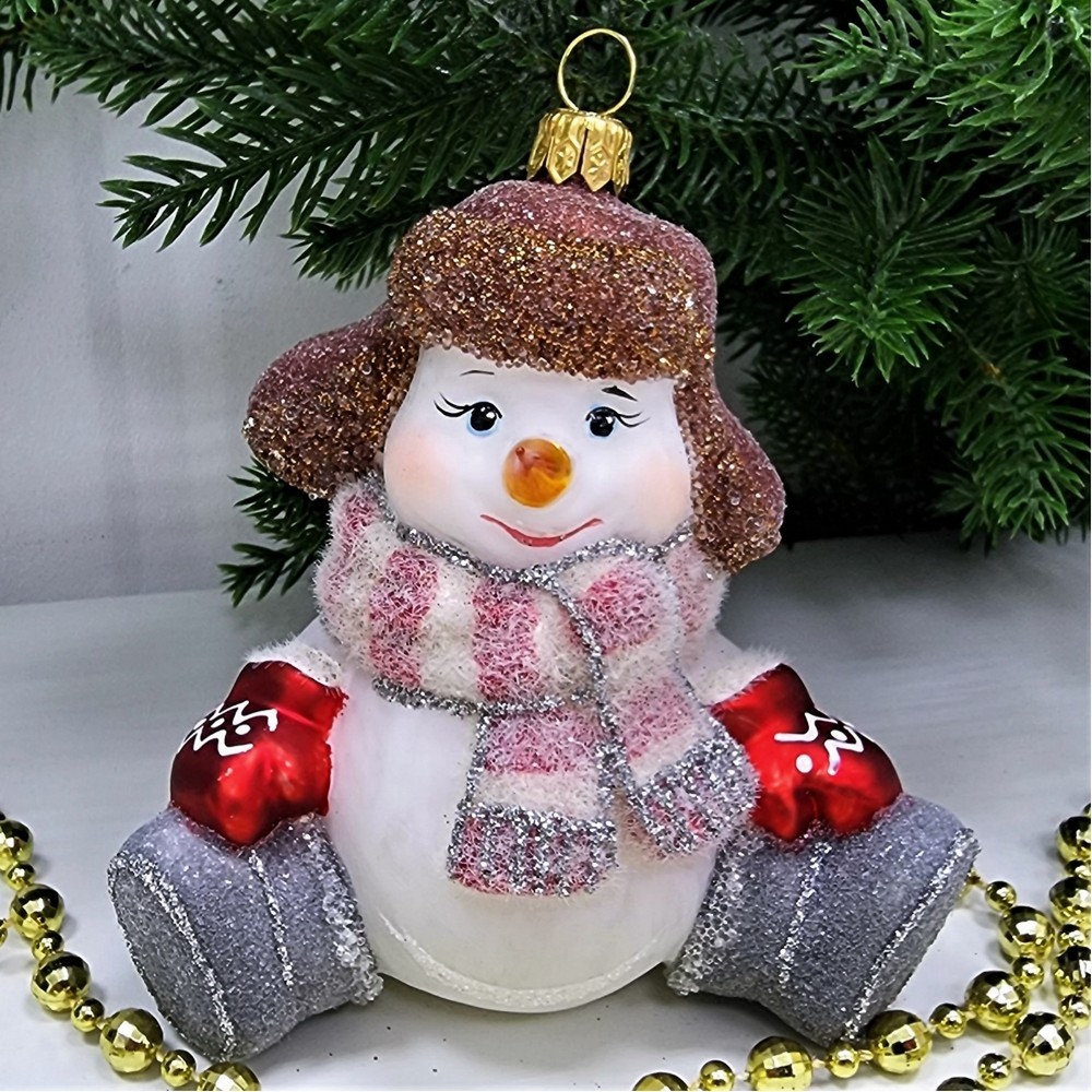 фото Стеклянная елочная игрушка Снеговик в валенках