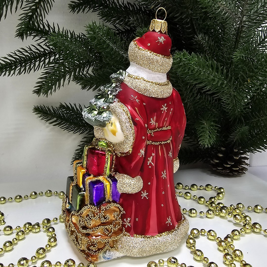 фото Стеклянная елочная игрушка Дед Мороз с подарками красный