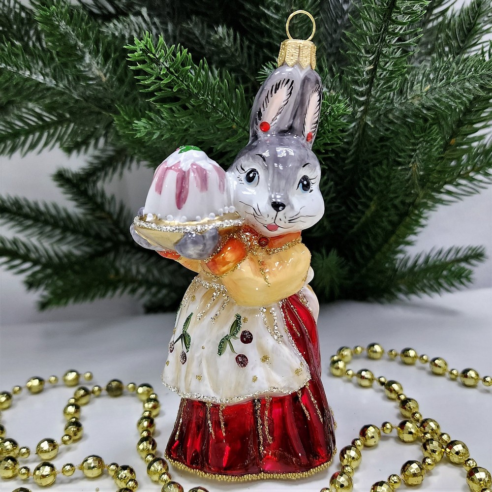 фото Стеклянная елочная игрушка Зайчиха с тортом