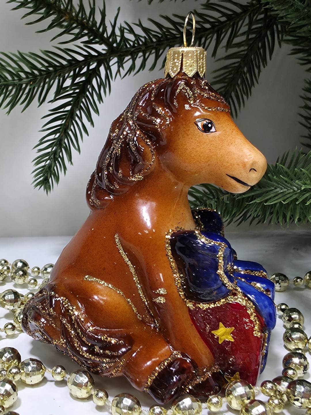 фото Стеклянная елочная игрушка Лошадка с подарком