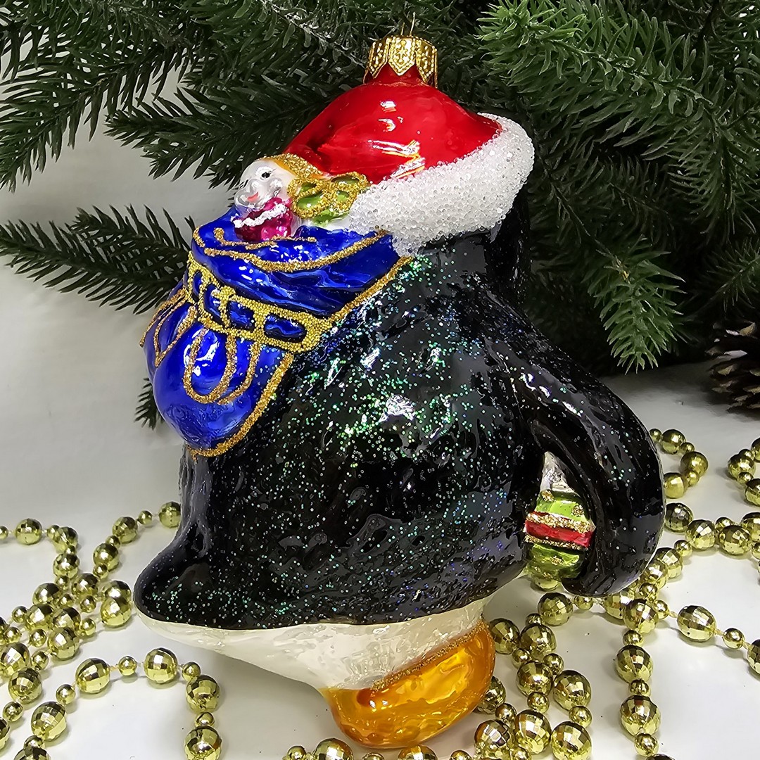 фото Стеклянная елочная игрушка Пингвин с подарком