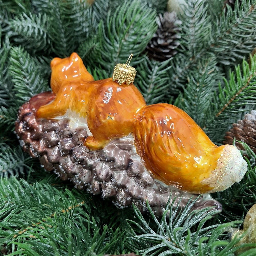 фото Стеклянная елочная игрушка Белка на шишке рыжая