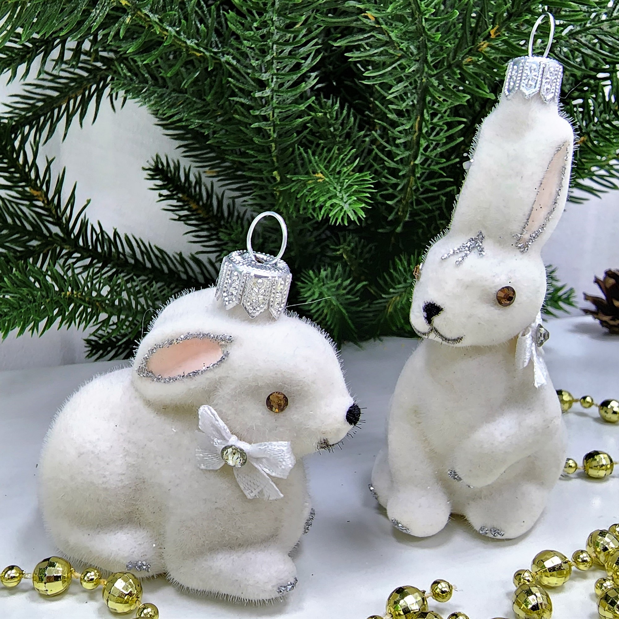 фото Набор ёлочных игрушек Два зайчика флок белые