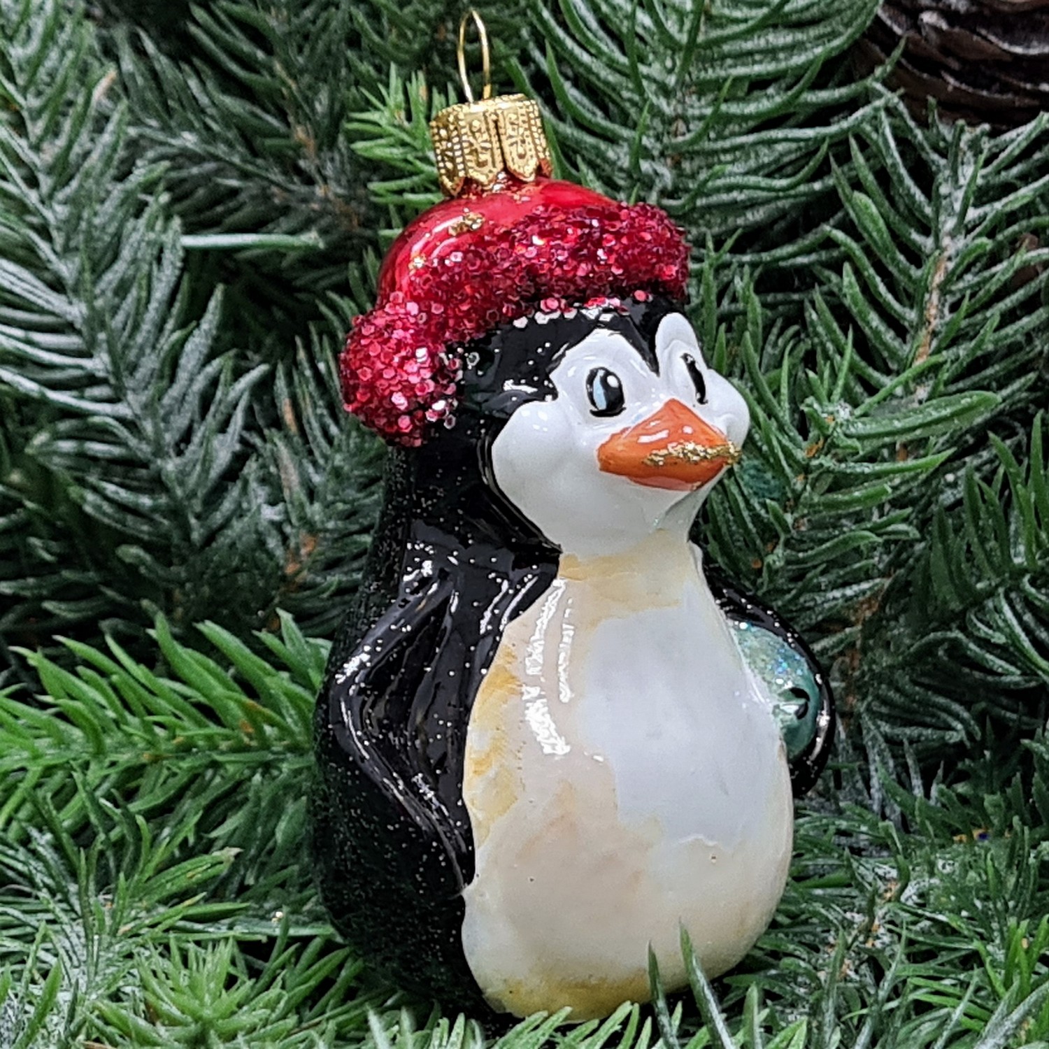 фото Стеклянная елочная игрушка Пингвин с рыбой