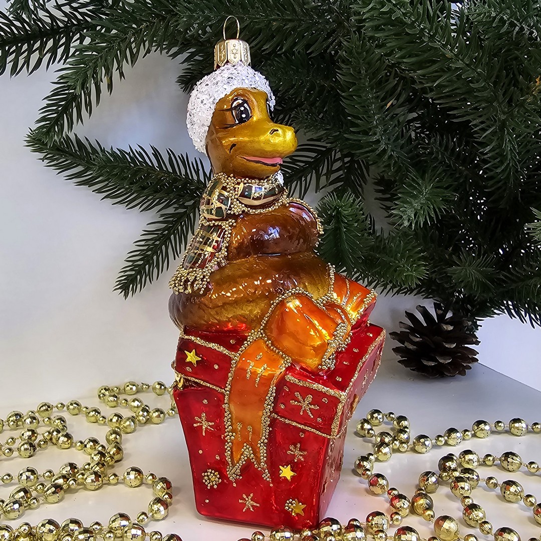 фото Стеклянная елочная игрушка Змея на подарке