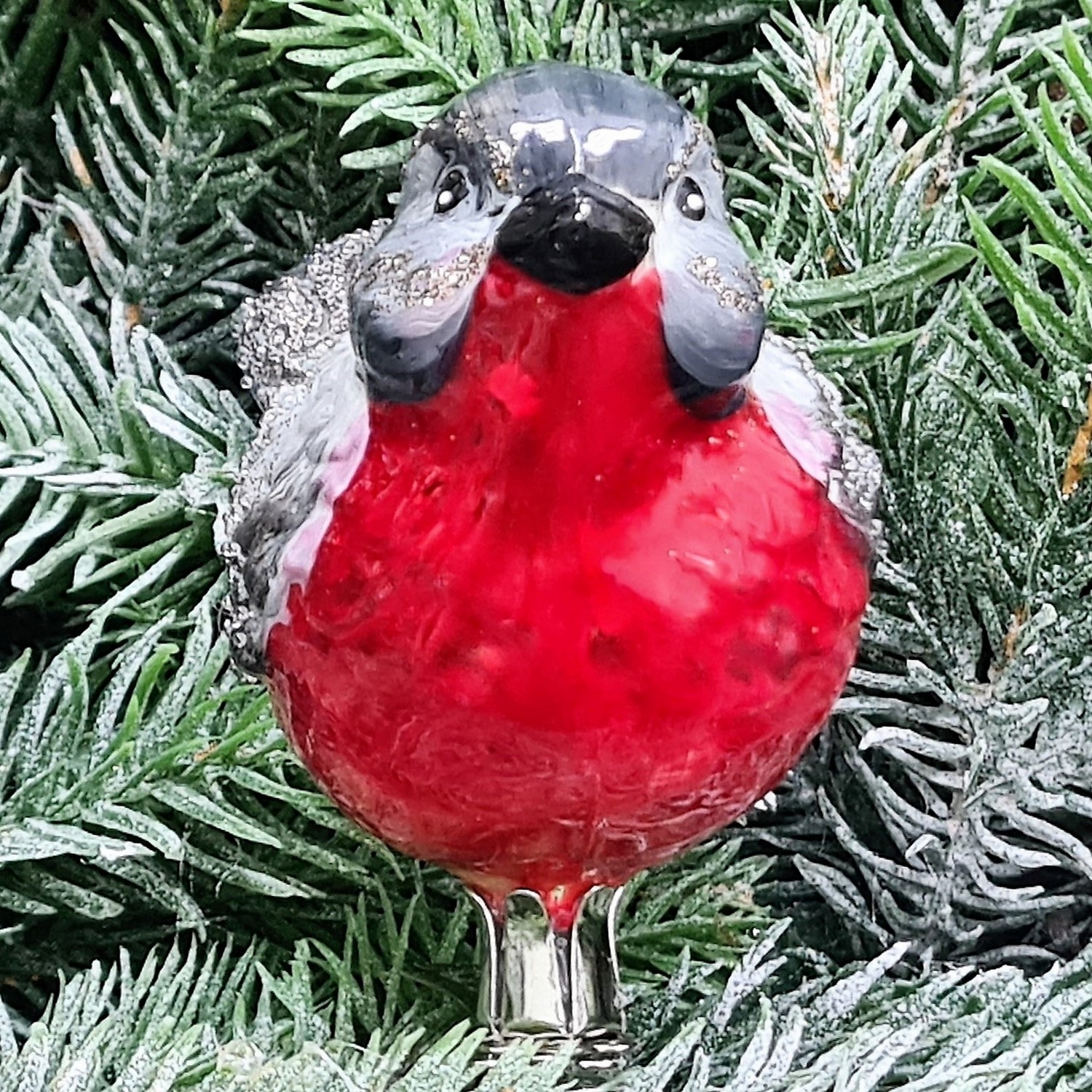 фото Стеклянная елочная игрушка Снегирь на прищепке